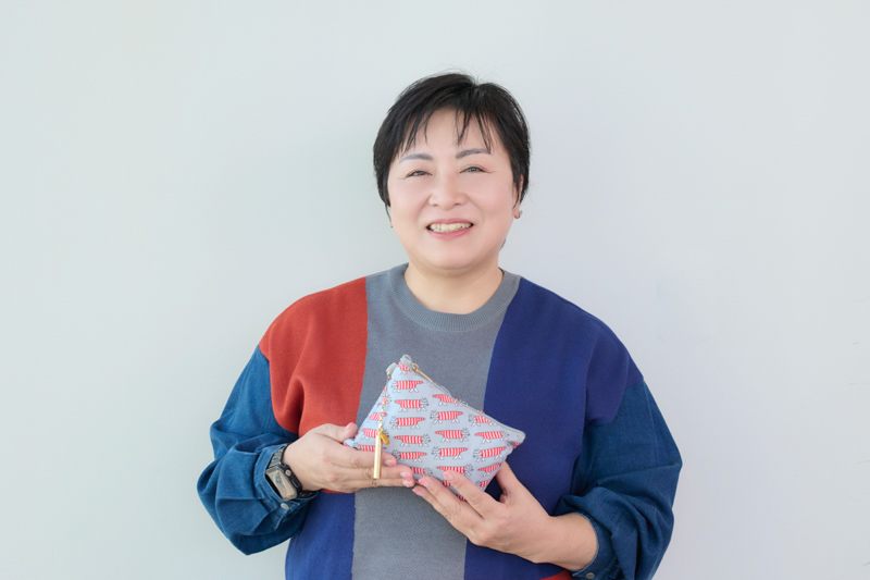 画像: お話を伺ったのは、国際災害レスキューナースの辻直美さん。いつも携帯しているという防災ポーチは驚くほどコンパクト