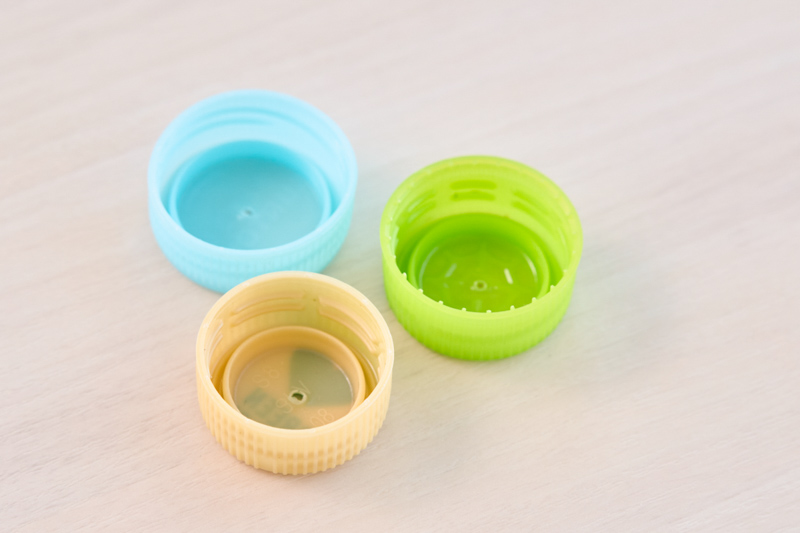 画像: サイズの異なるキャップを用意しておけば、避難所で配られるペットボトルにも合わせて使える