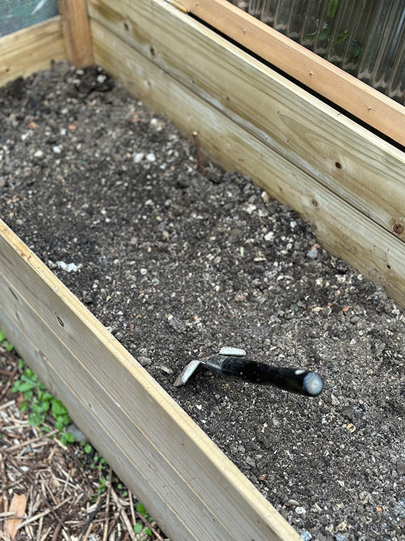 画像: 生ごみを入れたら、隣の明日入れる場所へ、目印としてショベルを刺しておきます