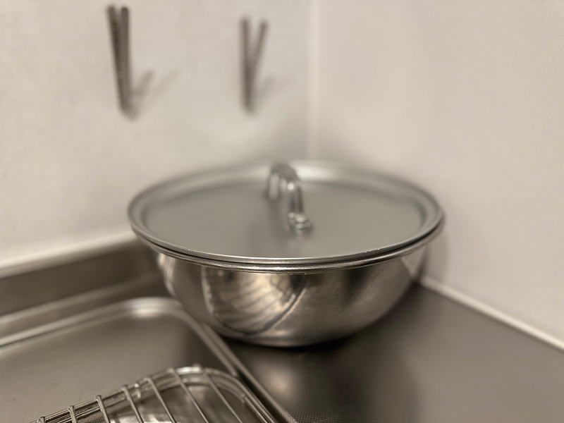 画像: キッチンの生ごみ入れは、ボウルに鍋のふたを合わせたもの。丸い形は水ですすぎやすく、汚れも落としやすいのでおすすめです