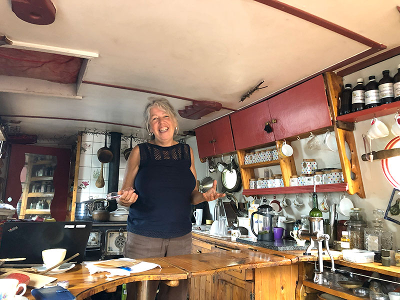 画像: ハーバリストを訪ねて、英国へ。ロンドンの運河に浮かぶ「ボートクリニック」でハーブ療法を行う、メリッサ。広がる取り組みはフランスの難民キャンプ支援にも/ハーバリスト・石丸沙織さん - 天然生活web