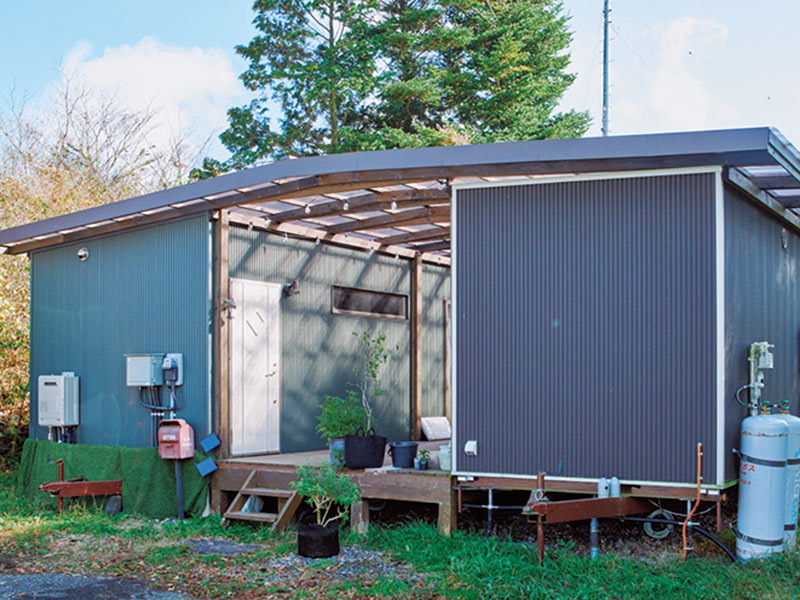 画像: 金子さんはトレーラーハウスを住居にしている。右はチーズ工房としてあとから追加注文した。屋根は2024年の夏に付けたもの