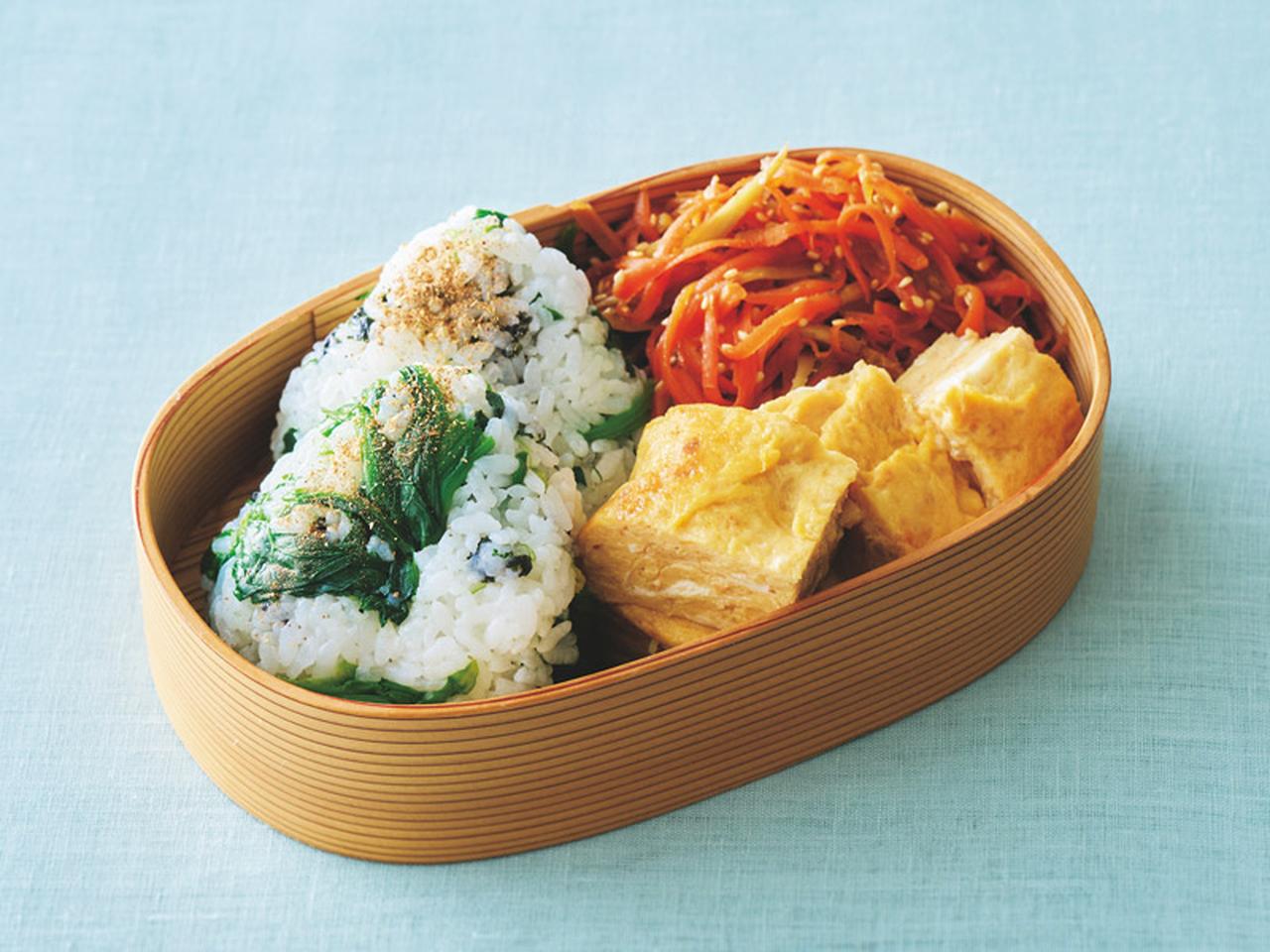 画像: 春の楽しいおにぎりレシピ「のりとほうれんそうおにぎり」のつくり方。のりは巻かずに、ちぎって混ぜる。仕上げの“粉山椒”でぐっと華やかに／料理家・長谷川あかりさん