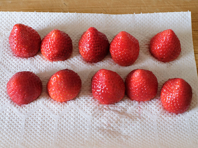 画像: いちごの切り口の水けをきる