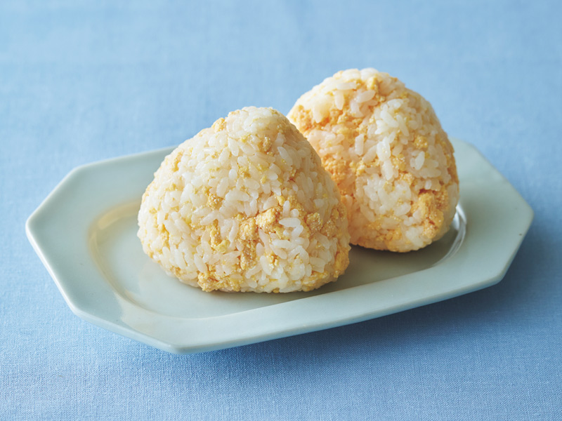 画像: 春の楽しいおにぎりレシピ「たらこと卵のそぼろおにぎり」のつくり方。バターのコクが隠し味。プチプチのたらことふわふわ卵がやさしくなじむ／料理家・長谷川あかりさん