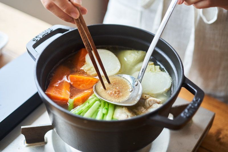 画像4: ほっとする味わい「たっぷり野菜のみそポトフ」のつくり方。少量のみそで“野菜の甘み”をやさしく引き立てる｜榎本美沙の発酵暮らし