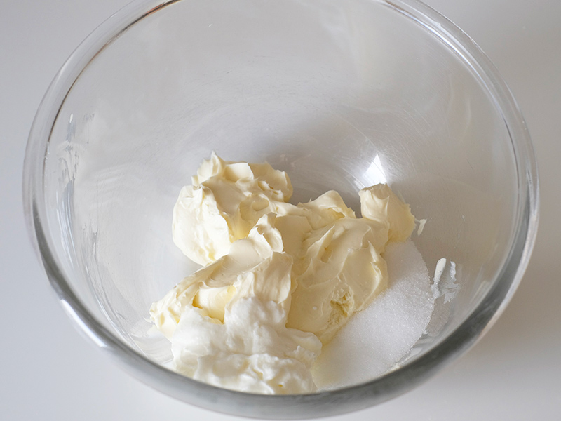 画像: クリームチーズ、ヨーグルト、砂糖を入れて混ぜる