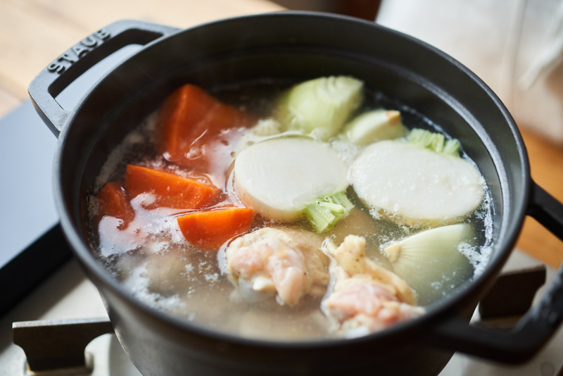 画像3: ほっとする味わい「たっぷり野菜のみそポトフ」のつくり方。少量のみそで“野菜の甘み”をやさしく引き立てる｜榎本美沙の発酵暮らし