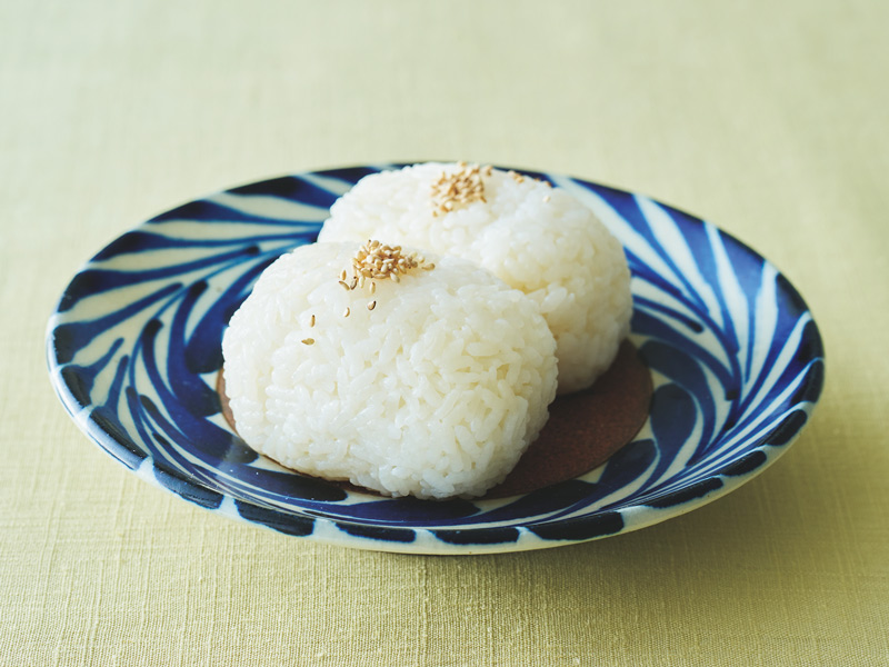 画像: 古米でもおいしい「塩むすび」のつくり方。うま味と香りが際立つ“お酒で炊く”ごはんのおにぎり／料理家・長谷川あかりさんの春の楽しいおにぎりレシピ