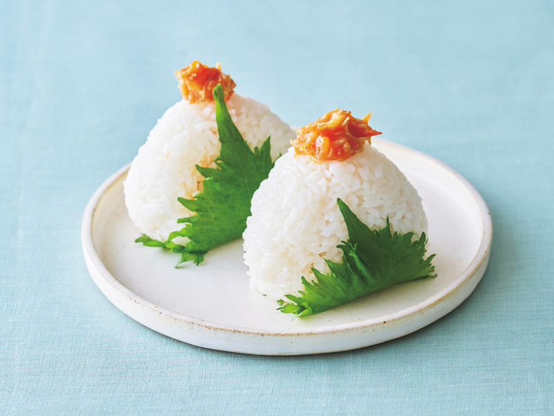 画像: 春の楽しいおにぎりレシピ「梅トマしらす味噌入りおにぎり」のつくり方。フライパンで煮詰める“おにぎりの素”は止まらないおいしさ／料理家・長谷川あかりさん