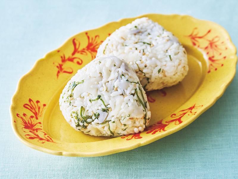 画像: 春の楽しいおにぎりレシピ「ごまれんこんわさびおにぎり」のつくり方。わさび香るシャキシャキの食感がたまらない／料理家・長谷川あかりさん