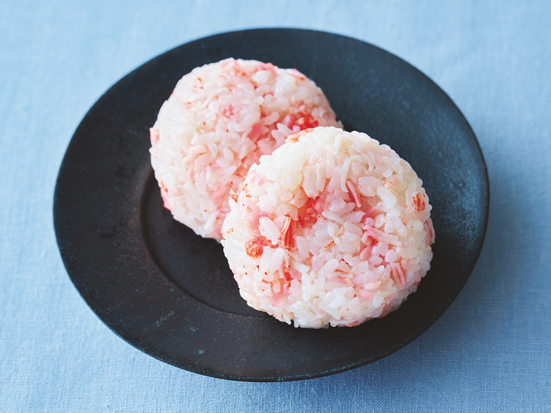 画像: 春の楽しいおにぎりレシピ「かにかまと紅しょうがのおにぎり」のつくり方。赤色の美しいおにぎりはうま味たっぷり。紅しょうがの酸味がアクセント／料理家・長谷川あかりさん