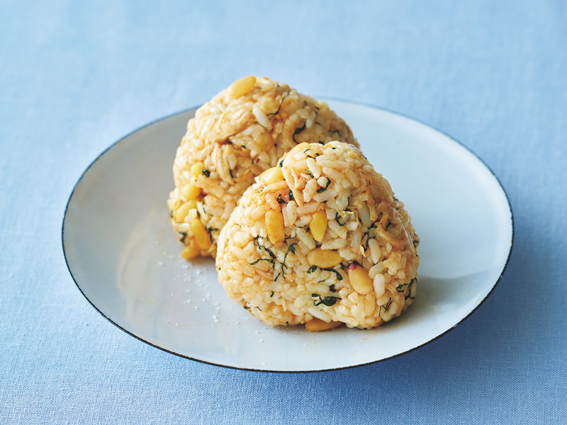 画像: 春の楽しいおにぎりレシピ「えごまとささ身のおにぎり」のつくり方。大満足のボリューム感！えごまが香る“韓国風”おにぎり／料理家・長谷川あかりさん