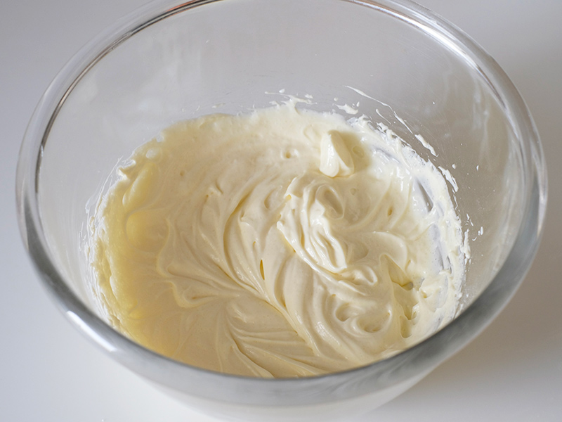 画像: ホワイトチョコレートも加えてさらに混ぜる