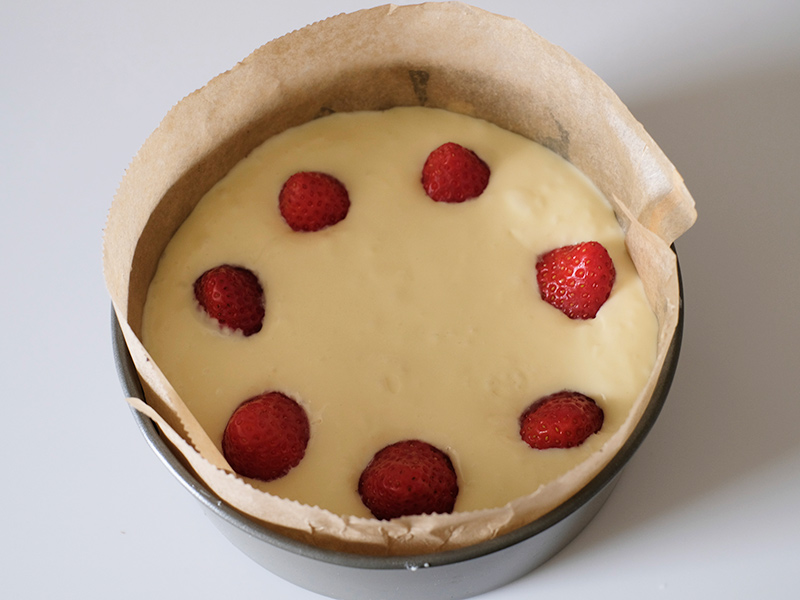 画像: いちごを差し込む