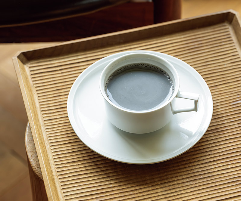 画像: 温めた豆乳1カップに、黒ごまパウダー大さじ1を加えてよく混ぜる。ワタナベさんは「九鬼」の「黒ごまラテパウダー」を愛用。練りごまもおすすめ