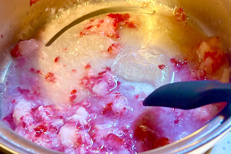 画像: ゼラチンを溶かすときは、沸騰させないように。ふつふつしてきたら火を止めて混ぜるのがポイント