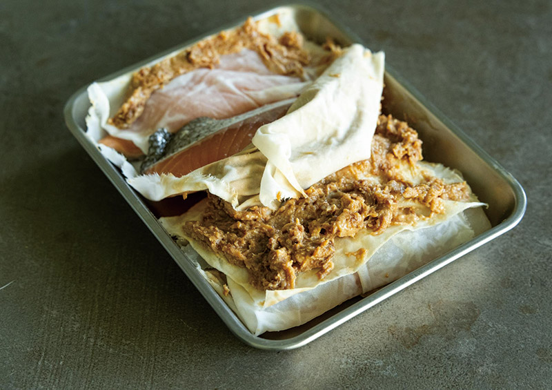 画像: 酒粕と味噌を1：1で混ぜた漬け床に、ガーゼに包んださけを1～3日漬ける。ガーゼから取り出し、グリルでこんがりと焼く。さけのほか、たらやすずき、さばなどもおすすめ