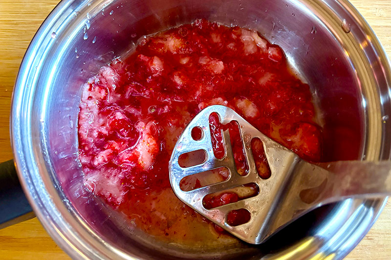 画像1: つぶつぶ「いちごミルクプリン」のつくり方。潰したいちごと牛乳の“昔懐かしい”味わい。シンプルでかわいい春のおやつ|本多理恵子の「50代からは“手抜き”と“息抜き”」