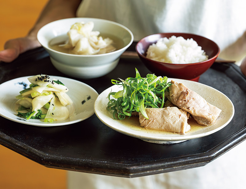 画像: 秋の献立。体を温める鶏肉の紹興酒蒸し、乾燥にいいれんこんのスープとかぶのマリネ