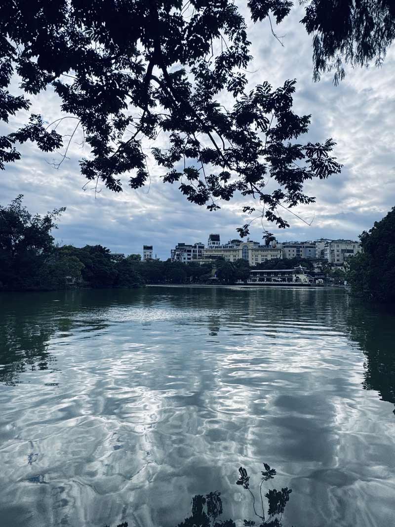 画像3: 夕暮れのホアンキエム湖と骨董ギャラリー