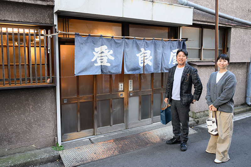 画像: 料理家・真藤舞衣子さんと‟取材のあと”のお楽しみ。こだわりの天ぷら屋「登良屋(とらや)」で‟極上ごま油”の天ぷらランチを堪能 - 天然生活web