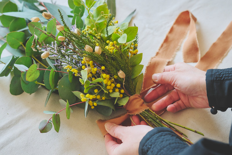 画像: リボンを巻くと、アクセントに。リボンはリネンがおすすめ