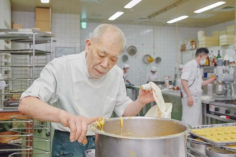 画像: 自分の仕事に没頭するだけでなく、その日をどうこなしていくか、常に職人たちの動きを見て気を配り、むだがない仕事ぶり