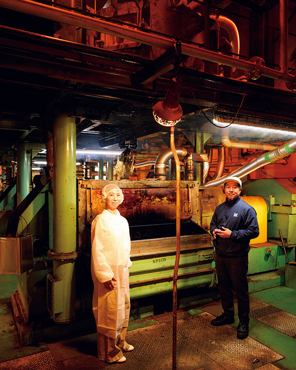 画像: 岩井の胡麻油9代目社長の岩井竜太さんと。「うちのごま油の製造工程をお見せすると、みなさん『こんなに単純なの？』と驚かれるんですよ」