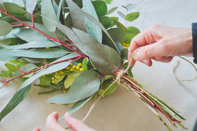 画像: 裏返して、かた結びを2回する