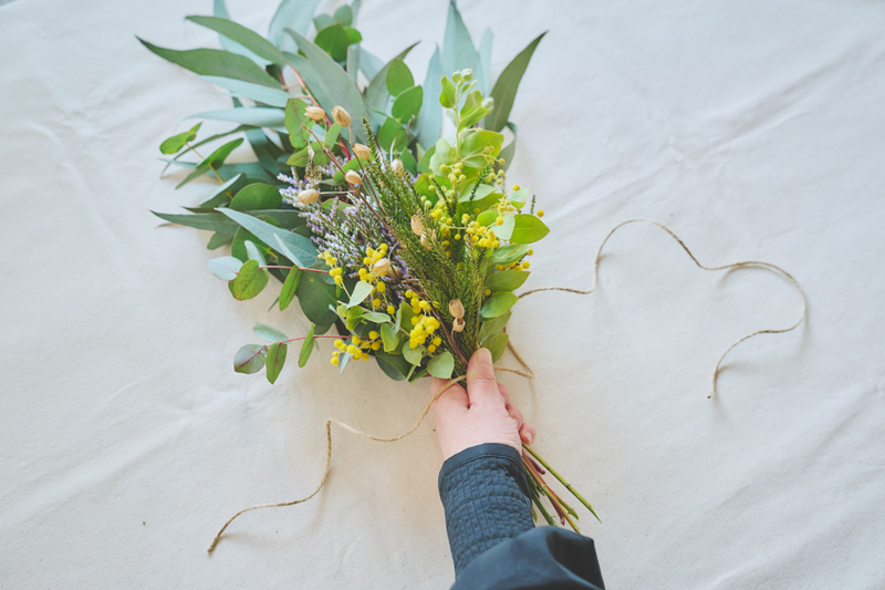 画像: 麻ひも（50cmほど）を、“右が長く、左が短く”のバランスで置く