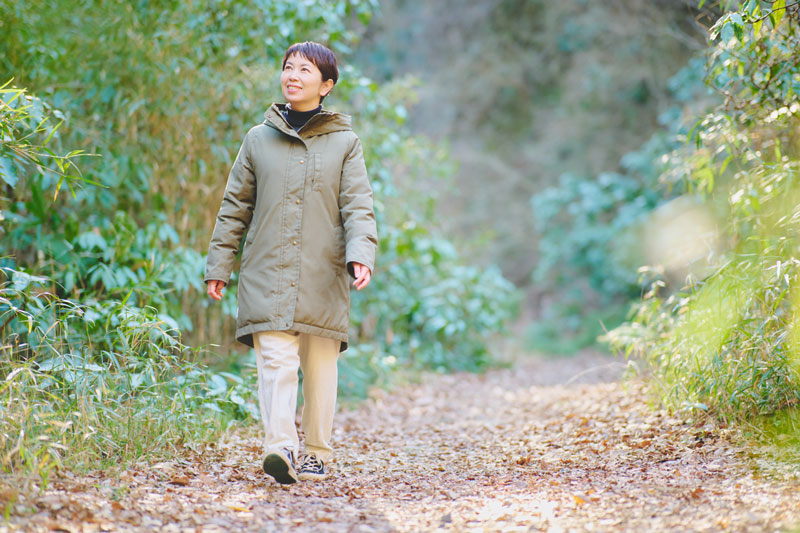 画像: 家の裏手には、ハイキングコースになっている山が。登山者とすれ違うことも多い