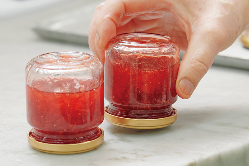 画像: できたてを熱いうちに詰め、逆さにして冷ますと真空状態に