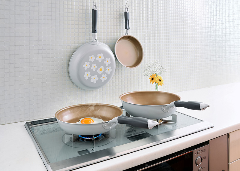 画像: 左上が26cmサイズ。家族分のメインのおかずを一度でつくれるサイズ感