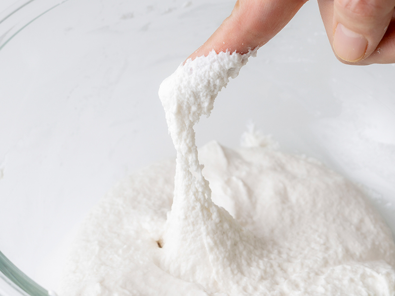 画像: 生地の水分の目安は、指を深く押し込むと、ある程度くっついてくるくらい