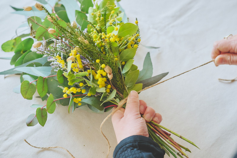 画像: 長いほうをぐるぐると3回ほど巻く。その際は、ひもを引っ張りながらきつく巻くこと