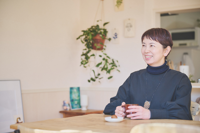 画像: 「この部屋は大きな窓から山が一望できて。ぼーっとすると仕事のアイデアが浮かぶこともあります」と吉原さん