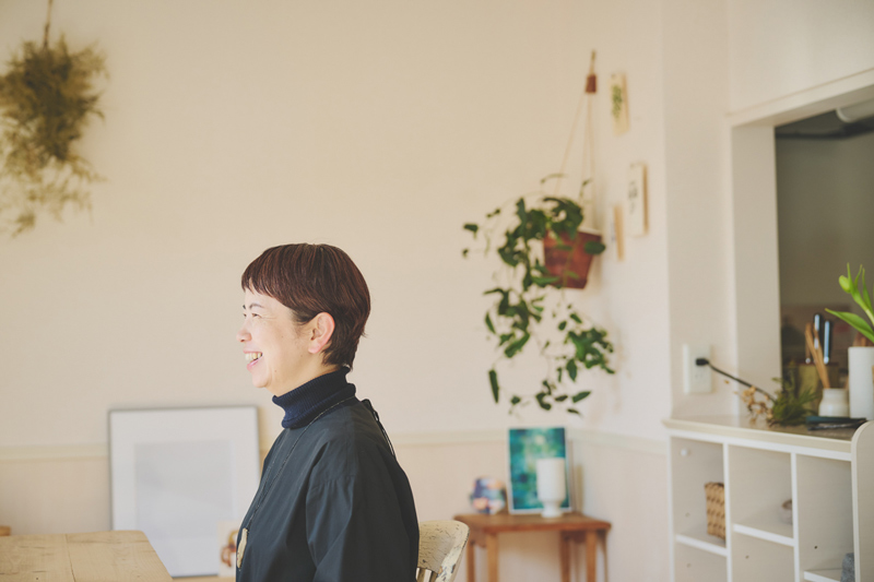 画像: ものが少ないシンプルな空間を、あちこちに飾られたスワッグやグリーンが素敵に彩る