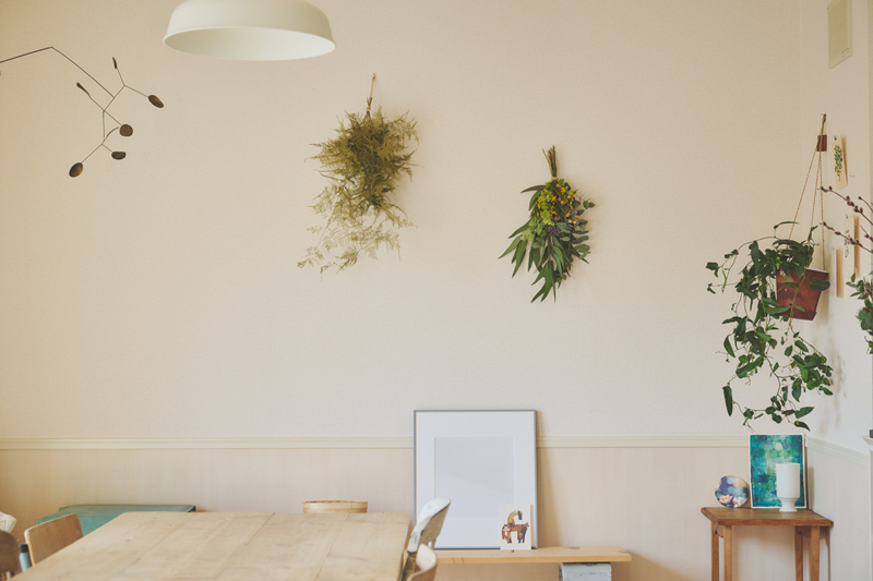 画像: 高めの位置に飾るのがポイント。ふたつ並べて飾っても