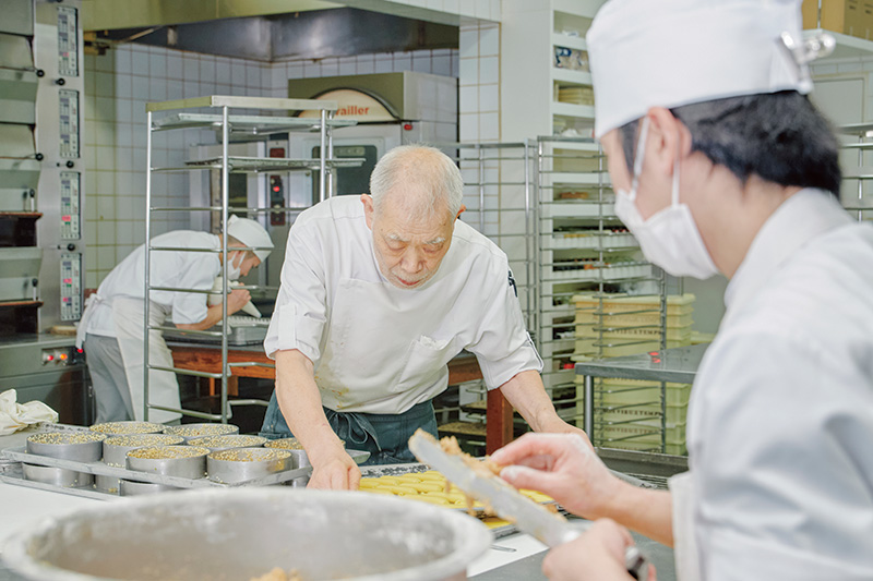 画像: 若いスタッフと一緒に黙々と働く河田さん。「フランスではどの店も先頭きって働いていたのはシェフでした。まるでトップが働かなかったら下はついてこないとばかりに。将来シェフとして働くことがあれば、自分も同じように働こうと思っていました。現場で働いていれば僕もいいたいことがいえます」