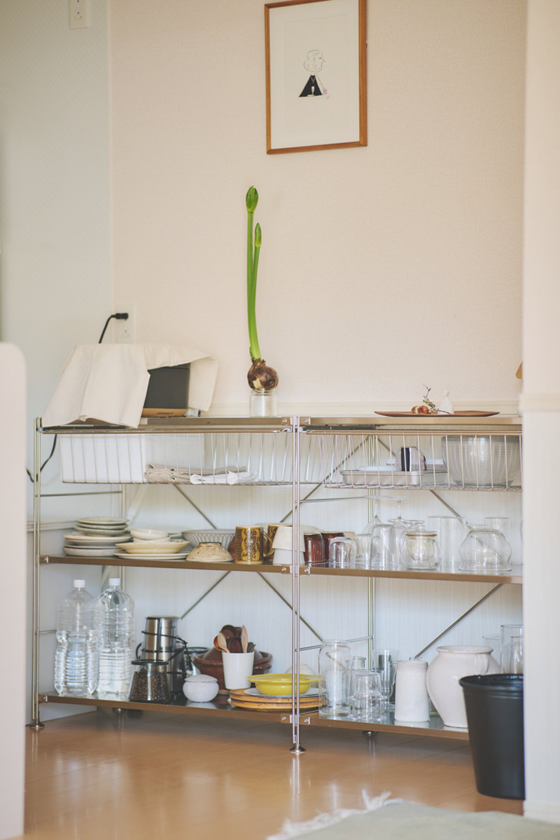 画像: キッチンツールや食器類は厳選。色のあるもの、透明なものをまとめることで、すっきり見せている
