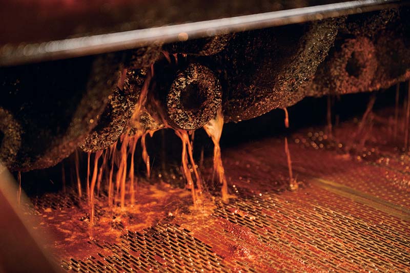 画像: 圧力をかけてごま油をしぼり取る