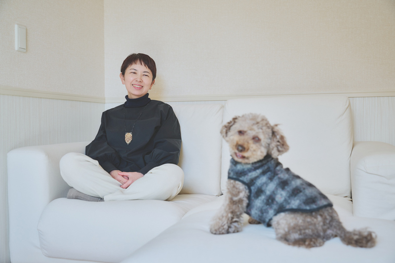 画像: 「ぼーっとする」ときはソファーに座って、窓の外の自然を眺める。夜は月や星がきれいに見えるそう