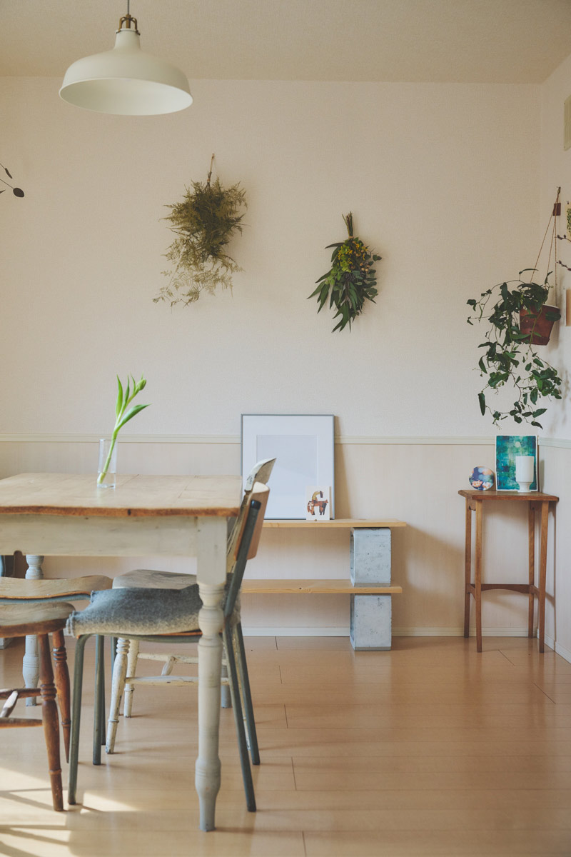 画像: リビングが暮らしの中心であり、花の仕事の作業場所