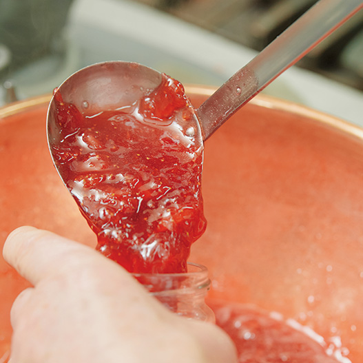 画像: いちごの甘酸っぱさが凝縮された味わい。でき上がったら熱いうちに瓶に詰めて