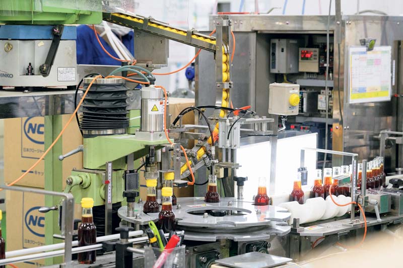 画像: 沈殿物を除いて容器に充填される