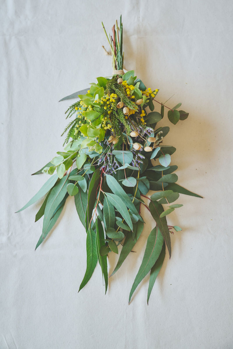画像: フレッシュな植物を使ったスワッグは、ドライへの変化の過程も楽しめる
