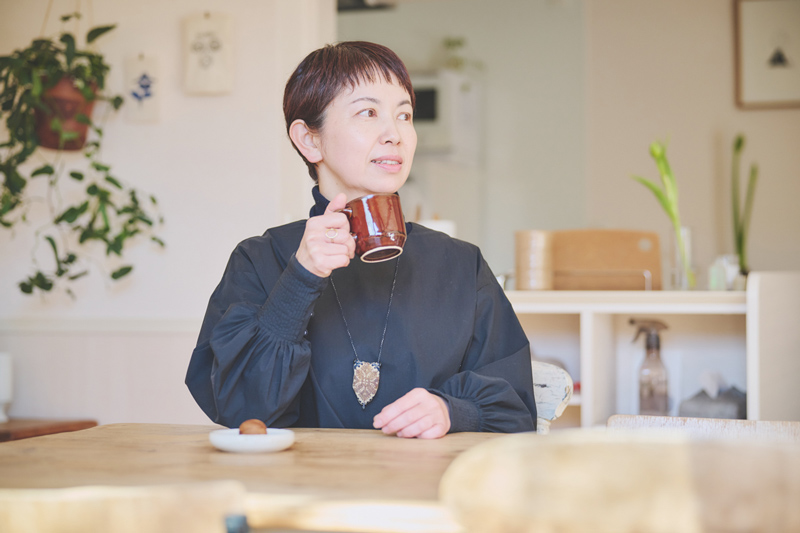 画像: 仕事の合間の和み時間。こうすることで疲れから回復させる