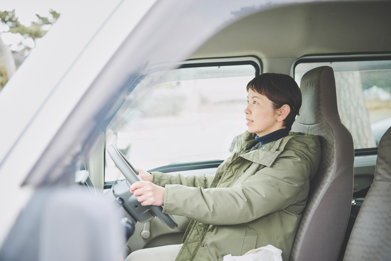 画像: 車内では持参したコーヒーを飲みながら気ままに過ごす。朝ごはんも、車の中でおにぎりをぱくり