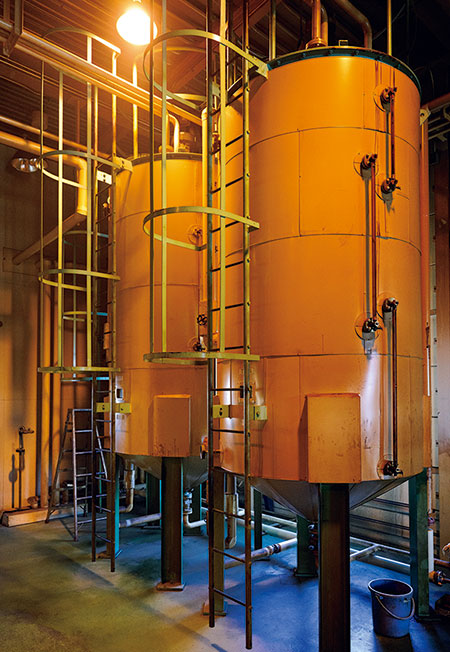 画像: ろ過したものをタンクに移して静置